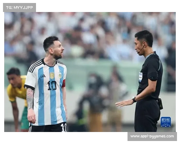 阿根廷主帅斯卡洛尼戴手套捧杯,FIFA主席道歉纠错 阿根廷主帅斯卡洛尼戴手套捧杯,FIFA主席道歉纠错