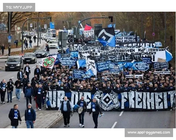 柏林联合号召球迷自带工具除雪,保障比赛顺利进行 柏林联合号召球迷自带工具除雪,保障比赛顺利进行